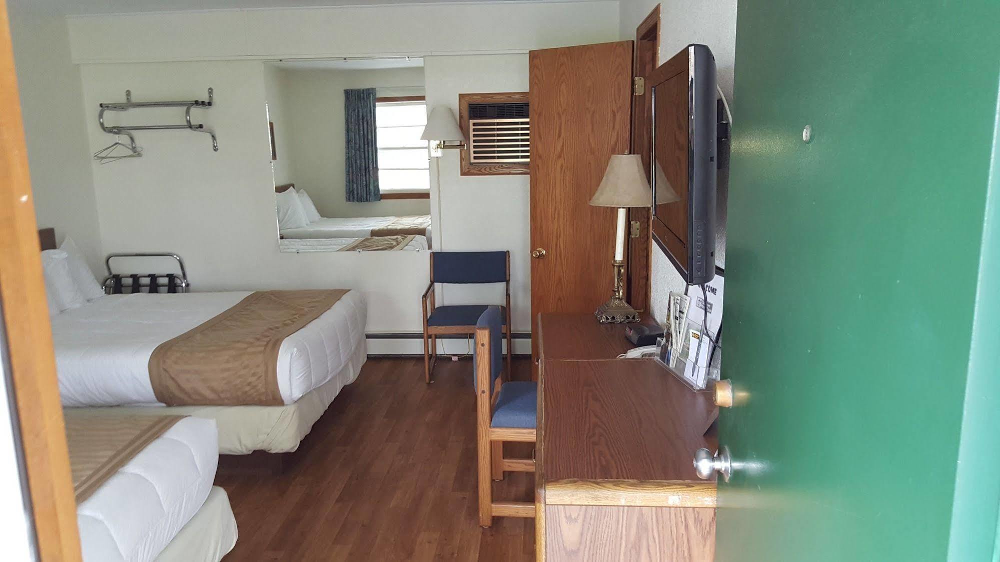 Budget Host Inn Detroit Lakes Exterior photo
